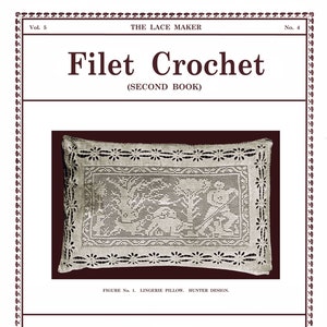 Peut inclure: Couverture de "Filet Crochet" (Second Book) par Sara Hadley. La couverture présente une image détaillée d'un oreiller crocheté avec une bordure florale et un motif central. Le texte comprend "The Lace Maker" et "New York."