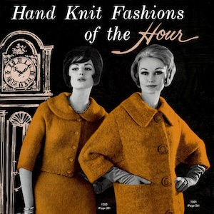Puede incluir: Dos mujeres modelan atuendos tejidos en un anuncio vintage de Bear Brand Fleisher Yarns. Las mujeres llevan suéteres marrones de manga larga con botones y faldas. El texto "Hand Knit Fashions of the Hour" está en la parte superior de la imagen. El texto "Vol. 59 60¢ (In Canada 80¢)" está en la parte inferior de la imagen.