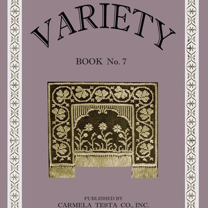 Pode incluir: Uma capa de livro vintage para um livro de padrões de ponto de cruz intitulado "VARIETY" Livro No. 7, publicado por Carmela Testa Co., Inc. em Boston, Massachusetts. A capa apresenta um design decorativo de um arco floral com uma borda de folhas.