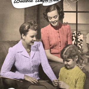 Op de afbeelding: Drie vrouwen breien. De vrouw in het midden draagt een roze trui. De vrouw links draagt een lavendeltrui. De vrouw rechts draagt een gele trui. De afbeelding bevat de tekst "HEAVENLY HAND-KNITS OF NEW Bucilla Angel Knit VOL. 325 15¢ (IN U.S.A) 370 A-B-C See Pages 14-15".