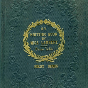 Könnte beinhalten: Ein vintage teal-farbener Buchumschlag mit geprägten floralen Designs. Der Titel "My Knitting Book" befindet sich in einem goldenen Kranz, darunter "Miss Lambert". Der Text "First Series" steht unten.