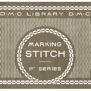Może przedstawiać: Brązowa karta z białą ramką i białym kołem w środku. Koło zawiera napis "MARKING STITCH 1ST SERIES" w kolorze białym. Napis "D.M.C LIBRARY D.M.C" znajduje się na górze karty.