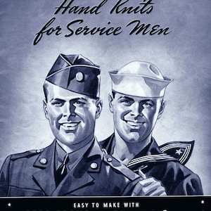 Op de afbeelding: Een vintage advertentie voor Bear Brand en Bucilla garens met twee lachende mannen in militaire uniformen. De tekst luidt "Practical, Warm Hand Knits for Service Men" en "Easy to Make with Bear Brand and Bucilla Yarns". De advertentie bevat ook het volumenummer en de prijs: "Vol. 318 10¢ (in U.S.A.)".