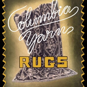 Puede incluir: Un anuncio vintage de Columbia Yarn Rugs. El anuncio presenta un primer plano de una alfombra en un patr&oacute;n gris oscuro y blanco. El texto "Columbia Yarn Rugs" est&aacute; escrito en cursiva blanca y los textos "Volume 84" y "15 Cents" est&aacute;n impresos en negro.