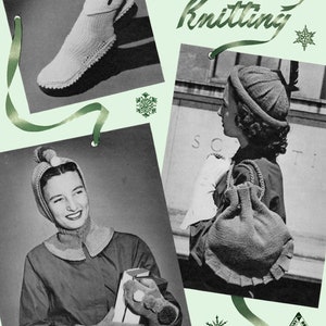 Può includere: Un libretto di modelli di maglia vintage con sfondo verde e il testo "For Holiday Knitting". Il libretto presenta tre immagini di articoli a maglia: un paio di pantofole, un cappello e una borsa.