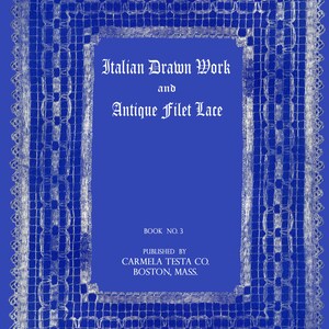 Pode incluir: Uma capa de livro azul com uma borda de renda branca. O título é "Italian Drawn Work and Antique Filet Lace". O livro é publicado pela Carmela Testa Co. em Boston, Mass.
