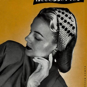 Puede incluir: Una fotografía en blanco y negro de una mujer con un sombrero de ganchillo con lunares negros. El sombrero está puesto en su cabeza y le cubre las orejas. La mujer lleva una chaqueta oscura y tiene la mano en la barbilla. El fondo es de color amarillo con el texto "BAGS, HATS and accessories" y "BOOK No. 227" en negro. El texto "PRICE FIFTEEN CENTS" está en negro en el lado derecho de la imagen.