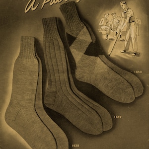 Puede incluir: Tres pares de calcetines marrones, uno con un patrón de rombos, se muestran sobre un fondo marrón. El texto "Knit Him A Pair of Socks" está en la parte superior de la imagen. El texto "He'll Love 'Em" está en la parte superior derecha de la imagen. El texto "EASILY and QUICKLY MADE OF THE NEW FLEISHER'S Sock Yarn" está en la parte inferior de la imagen. El texto "A SUPER QUALITY YARN FOR KNITTING SOCKS - MADE IN BEAUTIFUL WASHFAST COLORS" está en la parte inferior de la imagen.