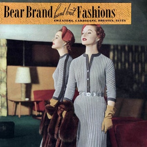 Puede incluir: Un anuncio vintage de Bear Brand para modas de punto a mano con dos mujeres vistiendo vestidos de punto gris. El anuncio presenta el texto "Bear Brand hand knit Fashions" y "SWEATERS, CARDIGANS, DRESSES, SUITS".