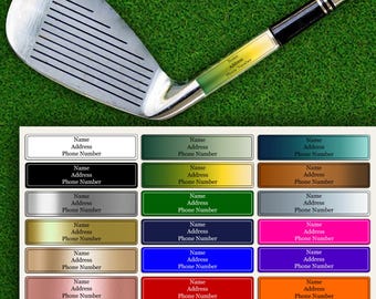 Könnte beinhalten: Ein Golfschläger mit silbernem Kopf und schwarzem Griff, vor grünem Hintergrund. Das Bild enthält eine Auswahl anpassbarer Namensschilder in verschiedenen Farben, jeweils mit Feldern für Name, Adresse und Telefonnummer.