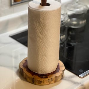Portarotolo di carta assorbente in cedro - Intagliato a mano