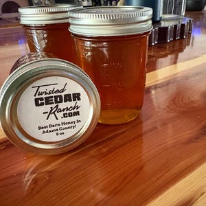 Ren honung från vilda blommor från Twisted Cedar Ranch i Ohio! 225 g.