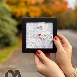 Personalized framed city map | Your special place as a 3D keepsake | Gift for couples 10x10 Schwarz Rahmen