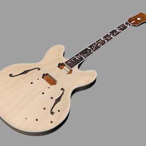 Puede incluir: Cuerpo de guitarra eléctrica de madera natural sin terminar con un encuadre negro y un mástil de madera oscura con una incrustación floral blanca.