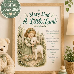 Può includere: Una stampa incorniciata con un'illustrazione di una bambina e un agnello, in morbidi colori pastello. La stampa mostra il testo "Mary Had A Little Lamb" e il testo della poesia. Un adesivo per il download digitale è in alto a sinistra.