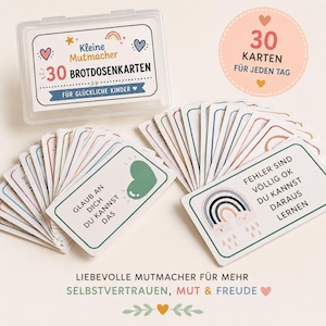 Könnte beinhalten: Ein Set aus 30 rechteckigen Karten in einer transparenten Kunststoffbox. Die Karten zeigen pastellfarbene Illustrationen von Regenbögen, Herzen und Wolken sowie deutschen Text wie "Glaub an dich du kannst das" und "Fehler sind völlig ok".
