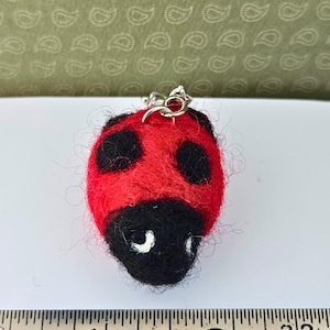 Chaveiro de joaninha em feltro agulhado, chaveiro de joaninha em lã vermelha e preta feito à mão, presente fofo para a volta às aulas, pingente de bolsa para quem ama insetos