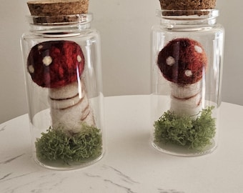 Escultura de hongo de lana de fieltro hecha a mano: paquete de mini terrario