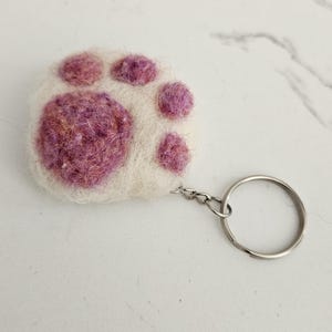 Needle felted cat paw keychain, Felt kitty gift, Wool Cat&#39;s Paw, cat toe bean bag charm, back to school