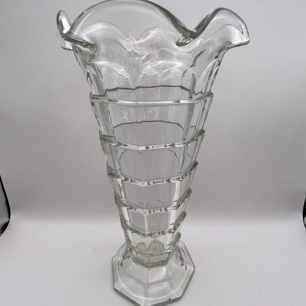 Jarrón vintage de cristal transparente de 24 cm con borde ondulado y diseño floral decorativo estilo trompeta.