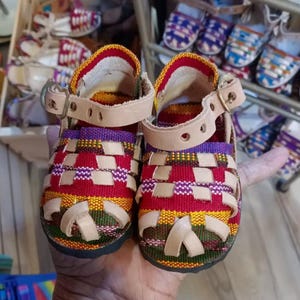 Charmosos Zapatitos Típicos: sapatos guatemaltecos para meninas