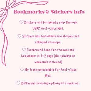 Puede incluir: Gr&aacute;fico rosa claro con el texto "Bookmarks & Stickers Info" en una fuente rosa m&aacute;s oscura. El texto describe el env&iacute;o y los plazos de entrega de pegatinas y marcadores.
