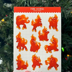 Puede incluir: Una hoja de pegatinas con el texto "FIRE HORSE sticker sheet" en la parte superior. La hoja presenta m&uacute;ltiples ilustraciones de dibujos animados de caballos de color naranja y amarillo con llamas para las crines y las colas. La esquina inferior derecha tiene el texto "Bonita Crafty Shop".