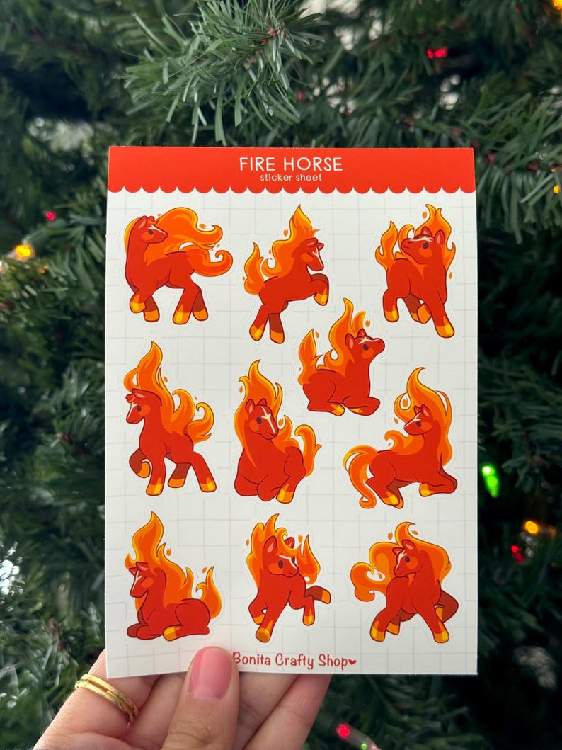 Puede incluir: Una hoja de pegatinas con el texto "FIRE HORSE sticker sheet" en la parte superior. La hoja presenta m&uacute;ltiples ilustraciones de dibujos animados de caballos de color naranja y amarillo con llamas para las crines y las colas. La esquina inferior derecha tiene el texto "Bonita Crafty Shop".