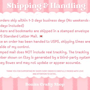Pu&ograve; includere: Un grafico informativo a righe rosa e bianche con un bordo bianco smerlato. Il testo recita Shipping & Handling, seguito da punti elenco che descrivono l'elaborazione degli ordini, la posta USPS, il tracciamento e i ringraziamenti.