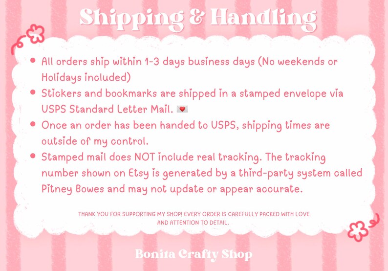 Pu&ograve; includere: Un grafico informativo a righe rosa e bianche con un bordo bianco smerlato. Il testo recita Shipping & Handling, seguito da punti elenco che descrivono l'elaborazione degli ordini, la posta USPS, il tracciamento e i ringraziamenti.