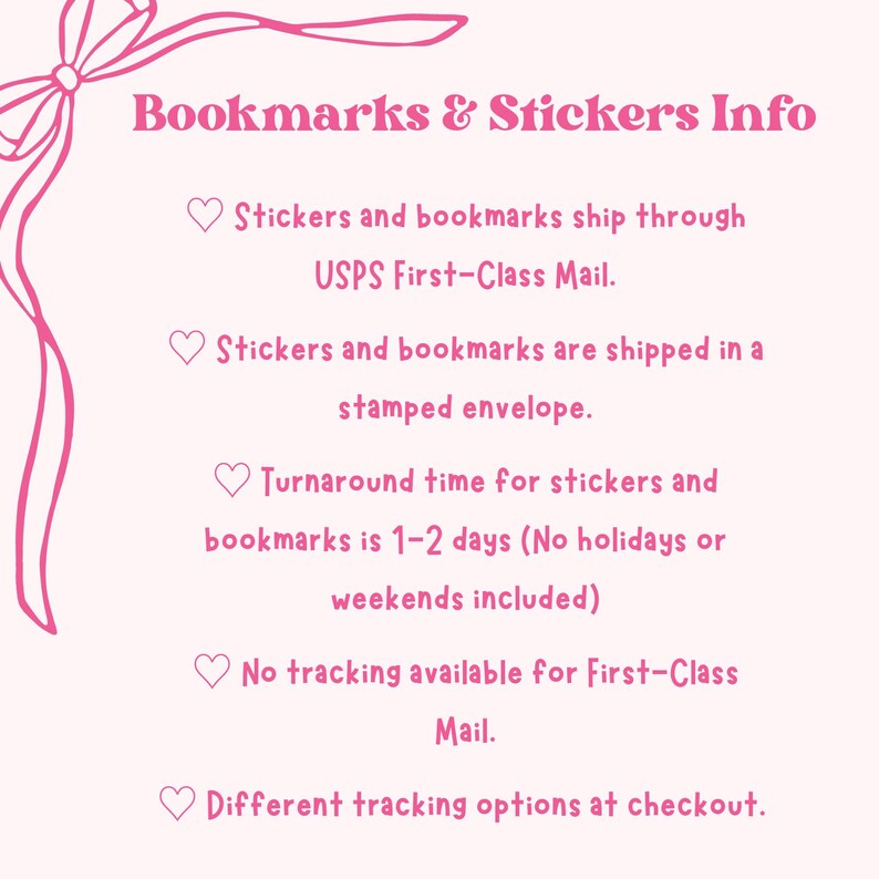 以下が含まれることがあります： 「Bookmarks & Stickers Info」のテキストと、発送と処理時間に関する情報が記載されたピンク色のグラフィック。テキストは手書き風フォントで、装飾的なリボンとハートのアイコンが付いています。