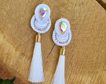 Brincos de borla branca: joias de soutache feitas à mão com contas de cristal