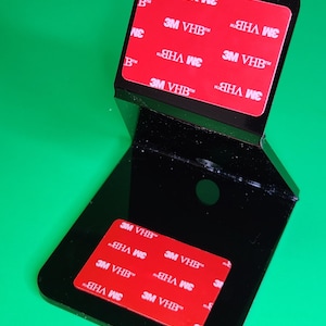 Plik cyfrowy i instrukcja dotycząca akrylowej podstawy umożliwiającej zbudowanie bezobsługowego terminala Tap and Pay, umożliwiającego przyjmowanie napiwków i darowizn, korzystanie z Square i SumUp.