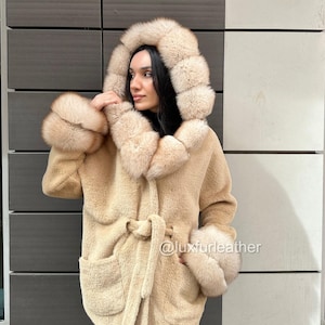 Manteau en alcantara beige doux avec capuche et poignets en fourrure de renard. Veste en fourrure pour femme - Veste en fourrure de renard pour femme - Veste en fourrure premium pour femme.