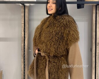 Puede incluir: Un abrigo de piel rizada marrón con un cinturón a juego y mangas largas. El abrigo lo lleva puesto una persona con el pelo largo y oscuro. El texto '@luxfurleather' es visible en la esquina inferior derecha de la imagen.