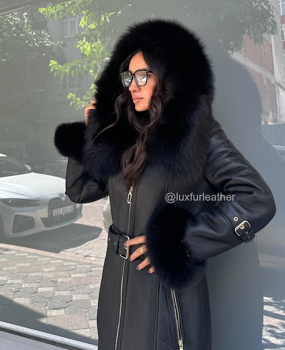 Schwarzer Lammfell-Mantel: Lammfell-Lederjacke mit Fuchspelzkapuze