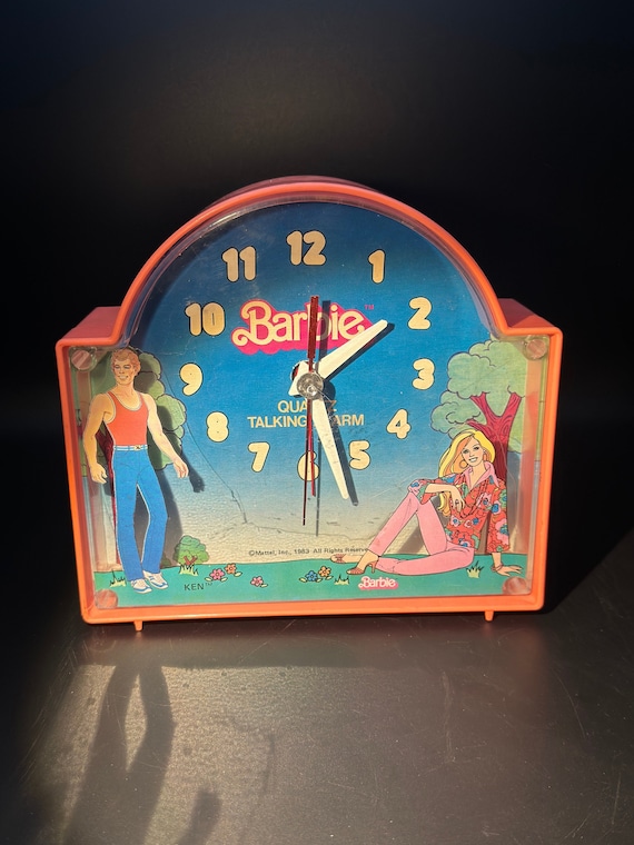 Barbie アニバーサリー 置時計 フォッシルが、バービーとのスペシャルコラボレーションを発表。 アイ