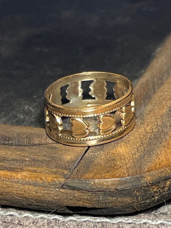 Victorian Cut Out Double Heart 10kgf Wedding Band 