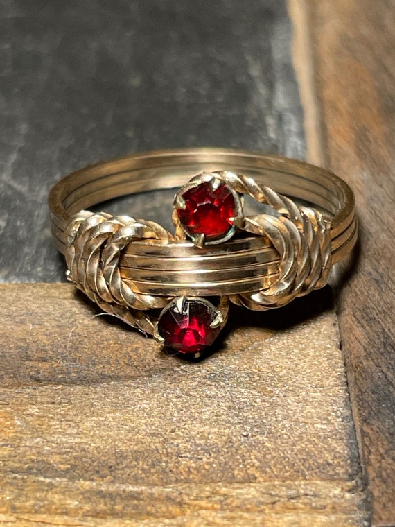 Victorian 9ct Gold Wire Ring with Garnets size 5