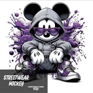 Könnte beinhalten: Illustration von Mickey Mouse in Streetwear-Kleidung. Mickey trägt einen grauen Kapuzenpullover, eine lila Sonnenbrille und Turnschuhe. Ein lila Farbspritzer-Design befindet sich hinter Mickey. Der Text "STREETWEAR MICKEY" steht unten im Bild.