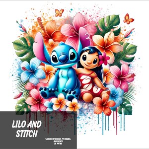 Puede incluir: Lilo y Stitch, dos personajes de dibujos animados, están rodeados de coloridas flores tropicales. Stitch es azul con orejas grandes y una expresión traviesa. Lilo es una niña con el pelo largo y oscuro y un vestido rojo. El fondo es una salpicadura de colores de estilo acuarela.