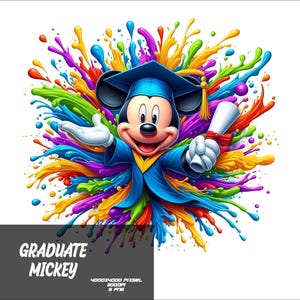 Peut inclure: Illustration vibrante de Mickey Mouse en tenue de remise de diplôme, tenant un diplôme. L'image présente un fond d'art éclaboussé coloré avec le texte "GRADUATE MICKEY". La palette de couleurs comprend le bleu, le jaune, le vert, le violet et l'orange.