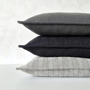 Federa per cuscino a spina di pesce, nero, colori naturali / Arredamento divano moderno I Misure personalizzate