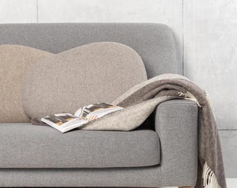 Coussin gris en laine en forme de pierre - Coussins asymétriques en laine gris clair