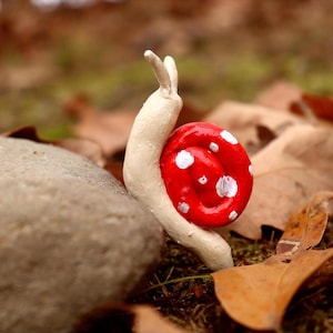 Caracol hongo de arcilla para escritorio – Minifigura de fantasía – Planta caprichosa – Decoración de seta con estilo cottagecore – Escultura de arcilla adorable