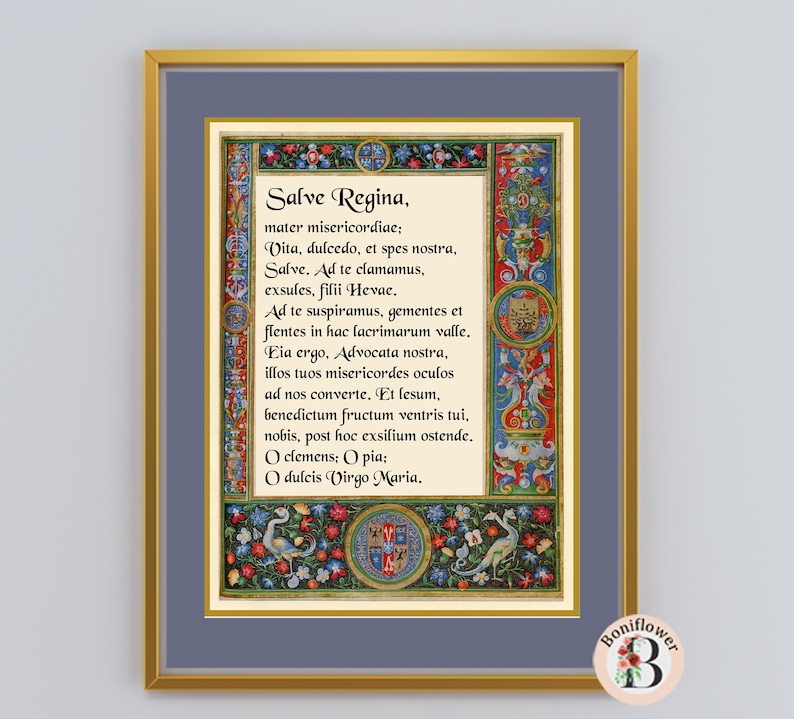 K&ouml;nnte beinhalten: Ein gerahmter Druck eines antiken religi&ouml;sen Textes in einer dekorativen Schriftart. Der Text ist in lateinischer Sprache und lautet: "Salve Regina, mater misericordiae; Vita, dulcedo, et spes nostra, Salve. Ad te clamamus, exsules, filii Hevae. Ad te suspiramus, gementes et flentes in hac lacrimarum valle. Eia ergo, Advocata nostra, illos tuos misericordes oculos ad nos converte. Et lesum, benedictum fructum ventris tui, nobis, post hoc exsilium ostende. O clemens; O pia; O dulcis Virgo Maria."