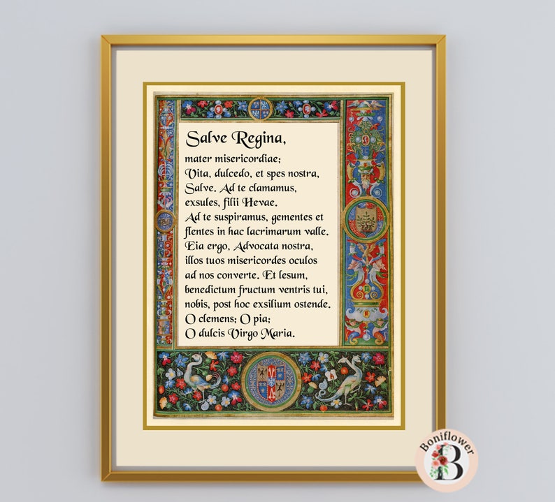 K&ouml;nnte beinhalten: Ein gerahmter Druck eines alten Gebets, "Salve Regina", in einer dekorativen Schriftart mit verzierten floralen R&auml;ndern. Der Text ist in lateinischer Sprache und enth&auml;lt die Worte "Vita, dulcedo, et spes nostra".