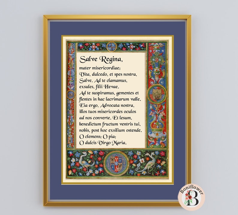 K&ouml;nnte beinhalten: Ein gerahmter Druck eines antiken religi&ouml;sen Textes in lateinischer Sprache, "Salve Regina", mit kunstvollen floralen und Vogel-Illustrationen, die den Text umgeben. Der Text ist in schwarzer Tinte auf wei&szlig;em Hintergrund. Der Rahmen ist golden mit einer blauen Passepartout.