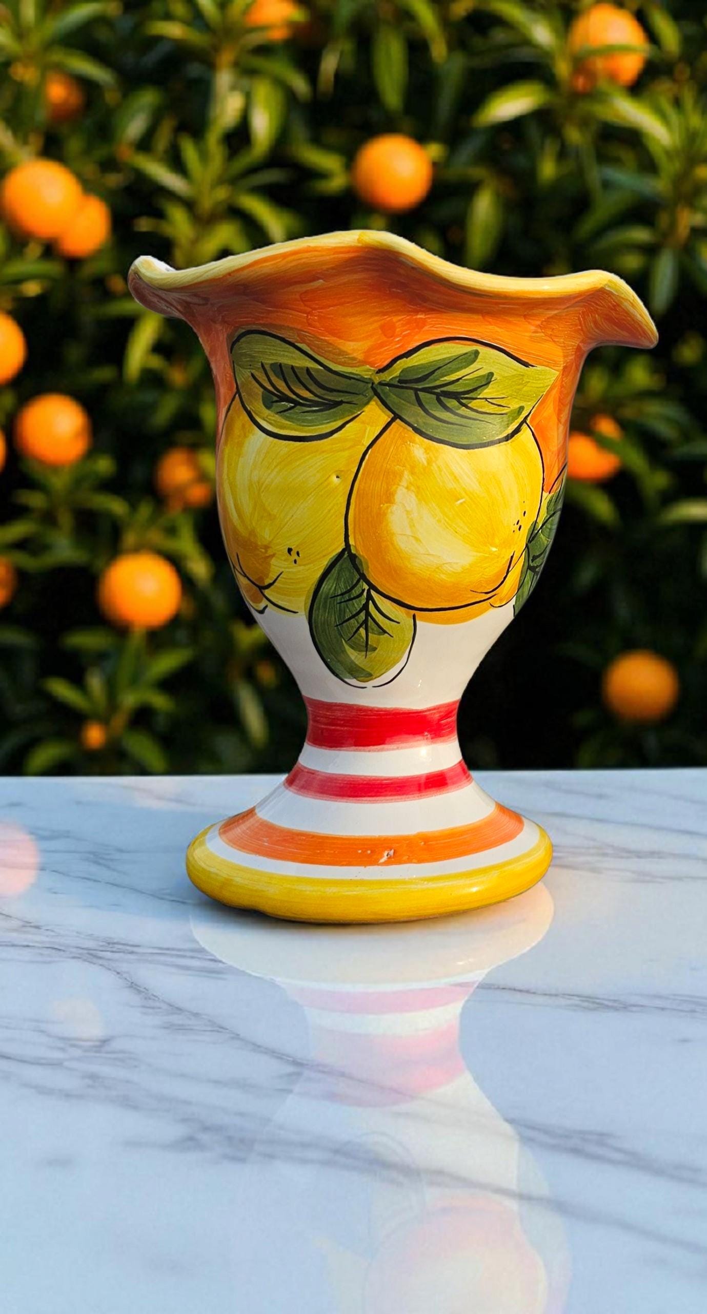 Creative Co-op Ciotola In Gres Dipinta A Mano Con Manici | Multicolore (blu, Verde, Giallo, Rosso) | Base Con Piedi, 33x25x21 Cm | Per Insalata, Frutta, Pane | Oggetto Unico Fatto A Mano
