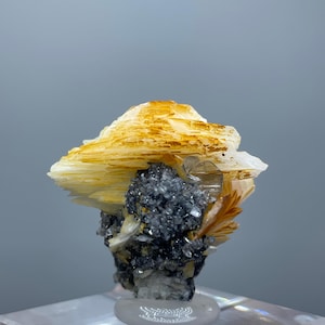 Grupo único de cristales de cuarzo barita en matriz, espécimen mineral crudo natural, piedra preciosa rara para coleccionistas, piedra para regalos y decoración del hogar.
